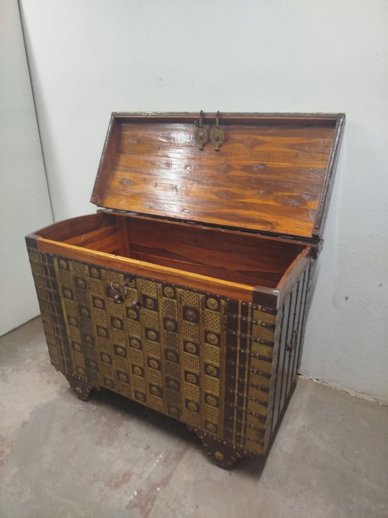Beautiful XXL Indian dowry chest with hammered copper details – Storage cabinet, Metal, Wood (photo 8 of 17)