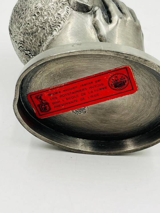 Image 1 of Escultura de peltre de una cabeza de mujer realizada por los trabajadores postales de Huy.