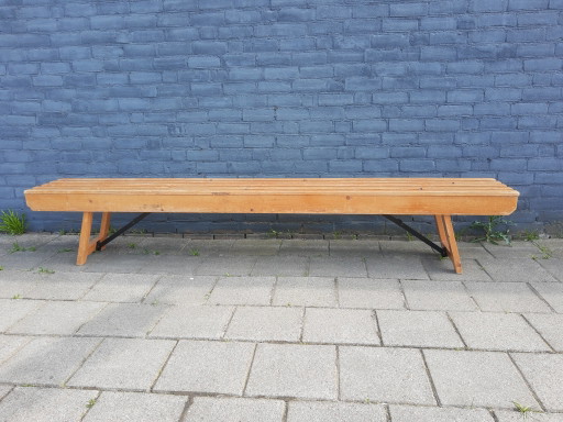 Wunderschöner antiker hölzerner Schulschreibtisch mit Lattenrost, 250 cm lang, Mid-Century