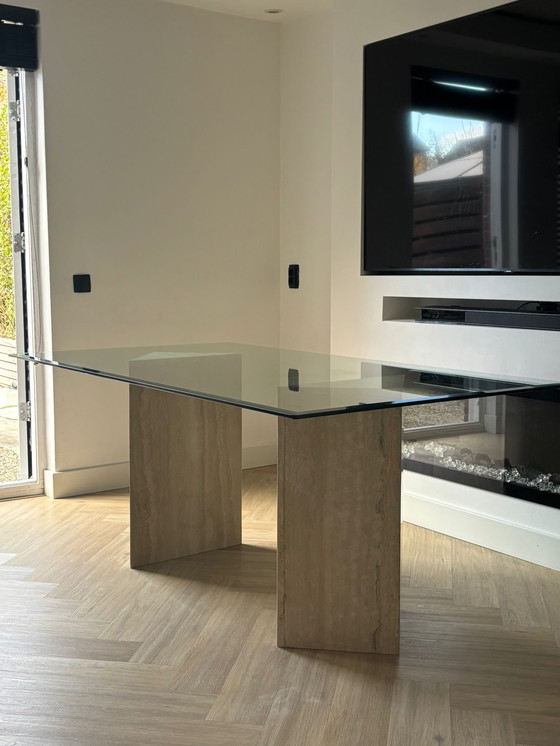 Image 1 of Magnifique table vintage en travertin avec plateau en verre – élégante et intemporelle