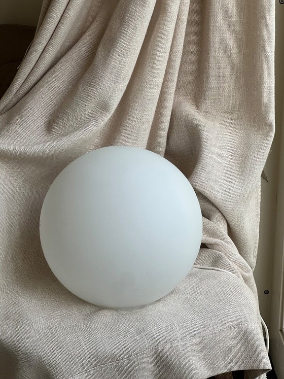 Vintage ILU Design Ball Lamp – White Opal Glass – 80s/90s (XL) – Table lamps (photo 13 of 14)