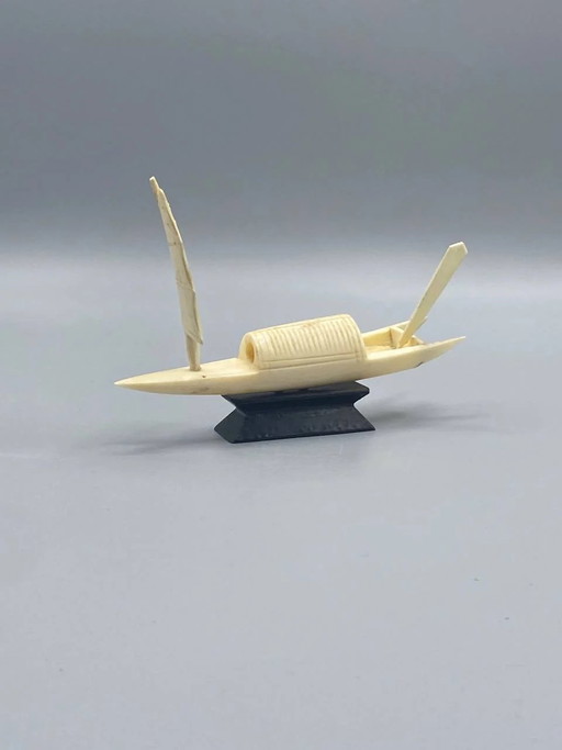 Miniature Chinese Junk – Antique Sculpture on a Base – decoratieve objecten, Aziatisch