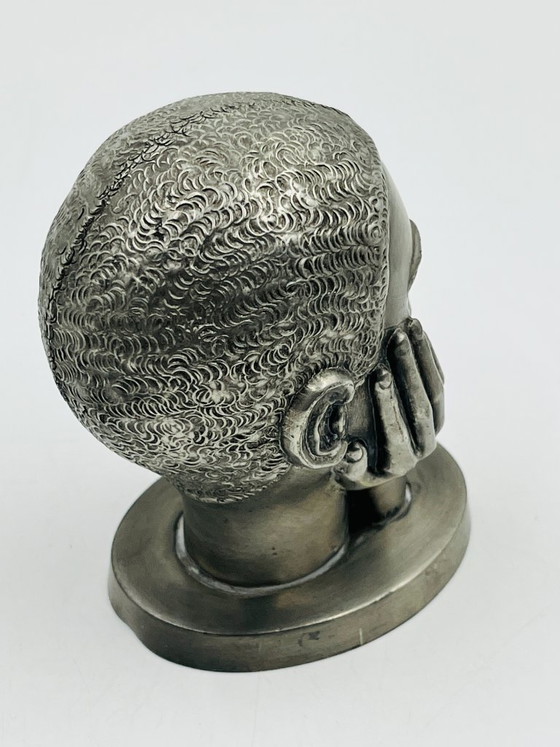 Image 1 of Escultura de peltre de una cabeza de mujer realizada por los trabajadores postales de Huy.