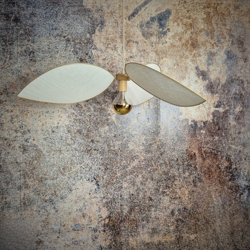 Hängeleuchte Blume, Modell Alba, 3 Blütenblätter goldfarbene Metallstruktur und Stoff (Farbton nach Wunsch)