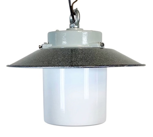 Lampada a sospensione industriale in vetro opalino, anni '70