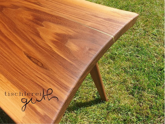Image 1 of Couchtisch Nussbaum mit Messingeinlage Schwebende Platte Baumkante exklusive Maserung
