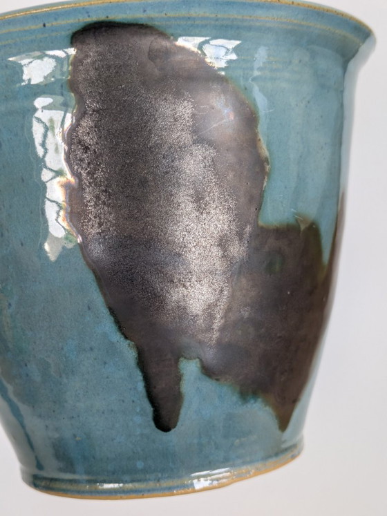Vintage Studio Pottery plantenpot met gespikkelde turquoise en antracietkleurige glazuur, gesigneerd door de (photo 6 of 15)