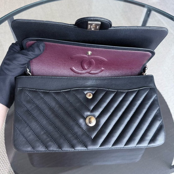 Image 1 of Borsa Chanel Classic Flap Medium - 25 cm in pelle di agnello con motivo chevron, nera, con finiture dorate, serie 23