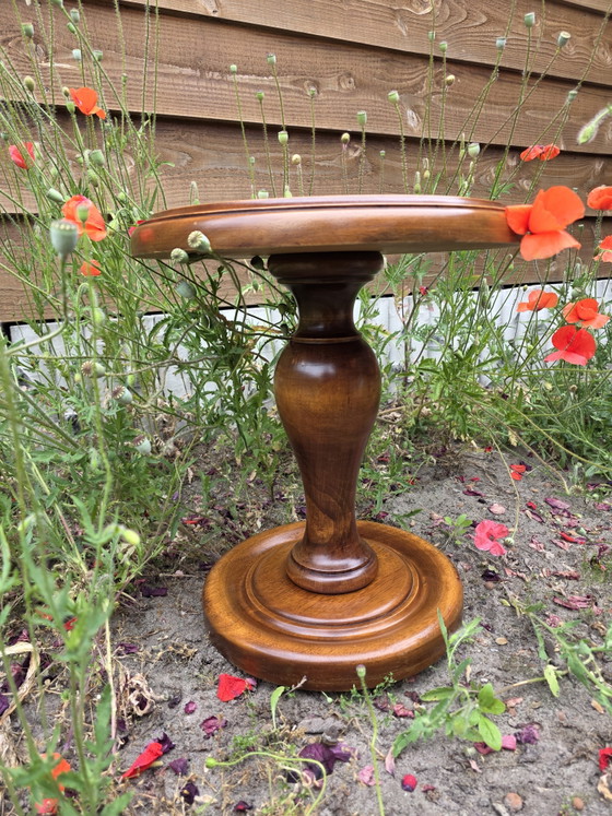 Image 1 of élégante table d'appoint vintage en bois massif