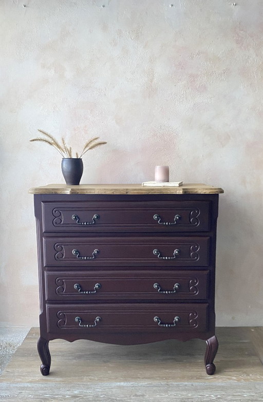 Gerestaureerde ladekast in Louis XV-stijl - met een blad van natuurlijk hout en een diepe beits.