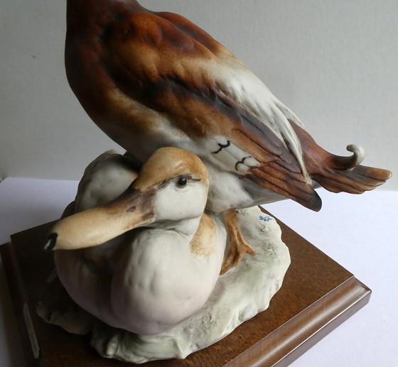 Image 1 of Figura de una pareja de ánades reales, diseñada por Giuseppe Armani, cerámica pintada a mano, base de roble.