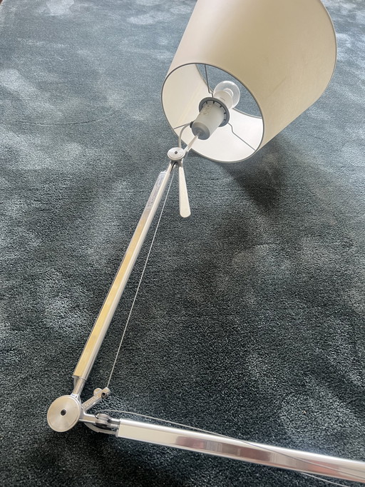 Lamp met beweegbare arm