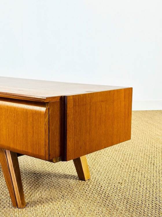 Image 1 of Aparador bajo escandinavo de teca con 3 cajones y patas inclinadas, 1960.