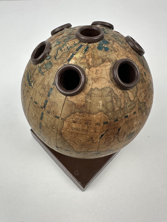 Image 1 of Vintage ‘globe’ pennenhouder