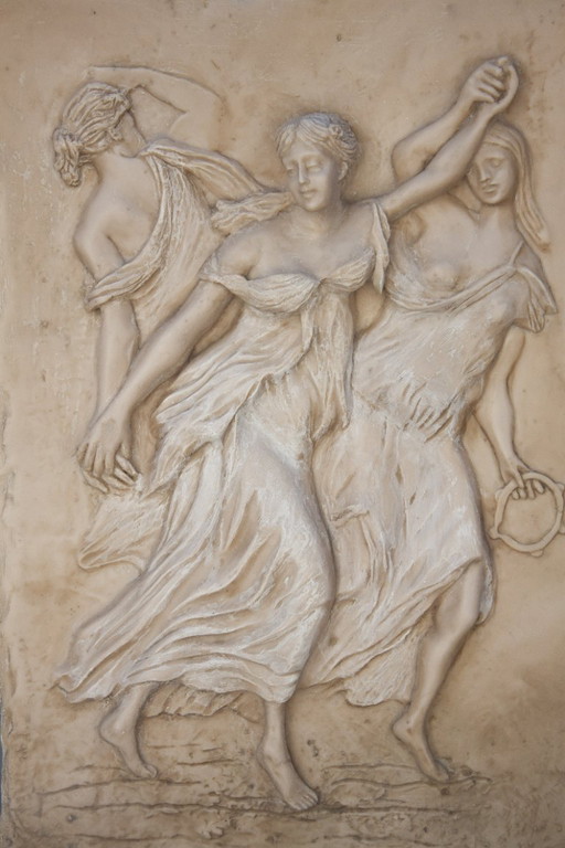 Bas-reliëf met dansende Maenaden. Maenaden in reliëf. Grieks reliëf met Maenaden.