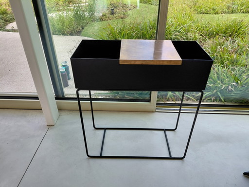 Ferm Living Pflanzkasten mit Messingtafel