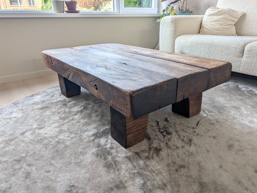 Brutalistischer Couchtisch aus massivem Holz, 72 x 120