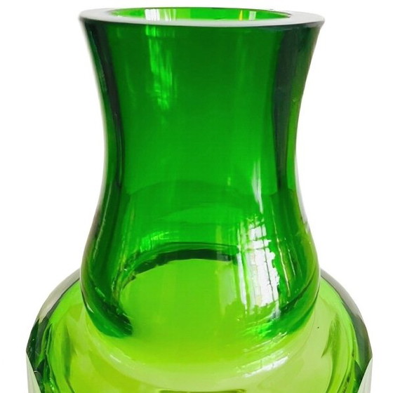 Image 1 of Vase ancien Baccarat en cristal vert taillé à facettes Art Déco années 1930
