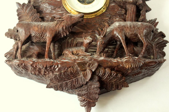 Image 1 of Sculpture ancienne des années 1930 - travail artisanal élaboré en relief sur bois avec baromètre