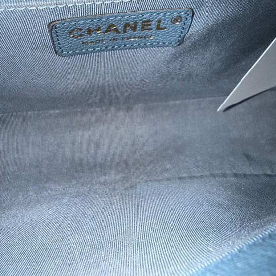 Image 1 of Chanel Boy Medium - Caviar 25CM Gewatteerd Blauw Goudkleurige Hardware 25