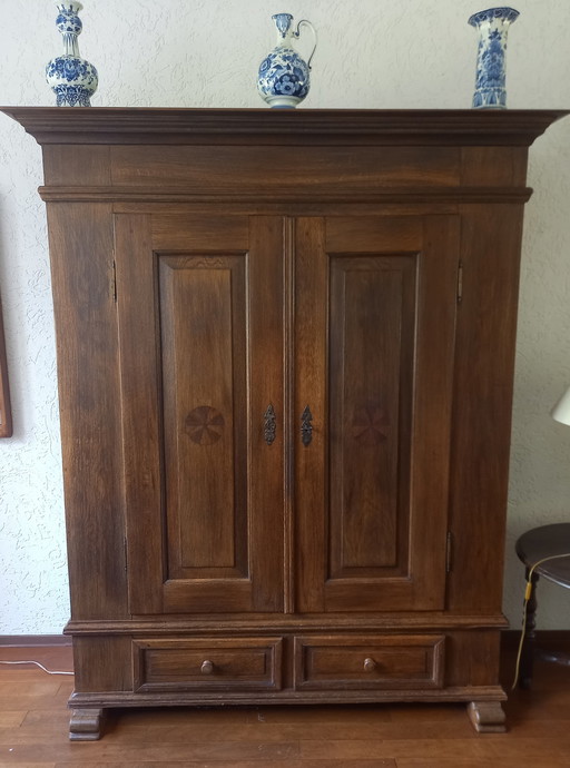 Schrank aus massiver Eiche