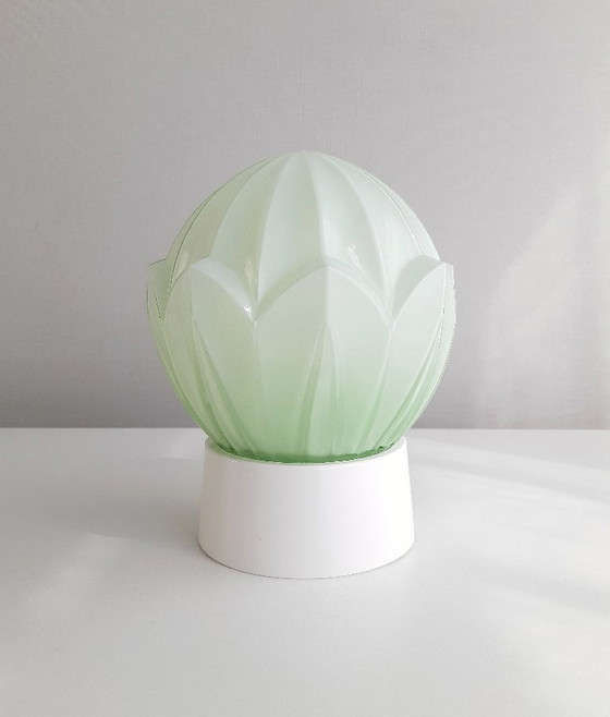 Image 1 of 1 van 2 mintgroene glazen plafondlampen van Thabur in Den Haag, medium variant, art deco lamp glazen bol; NOG 2 BESCHIKBAAR
