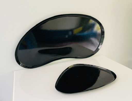 Ensemble de plateaux en métal noir au design organique