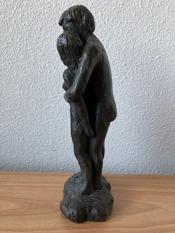 Image 1 of Statue en bronze massif représentant un couple amoureux. Poids : 2 kg.