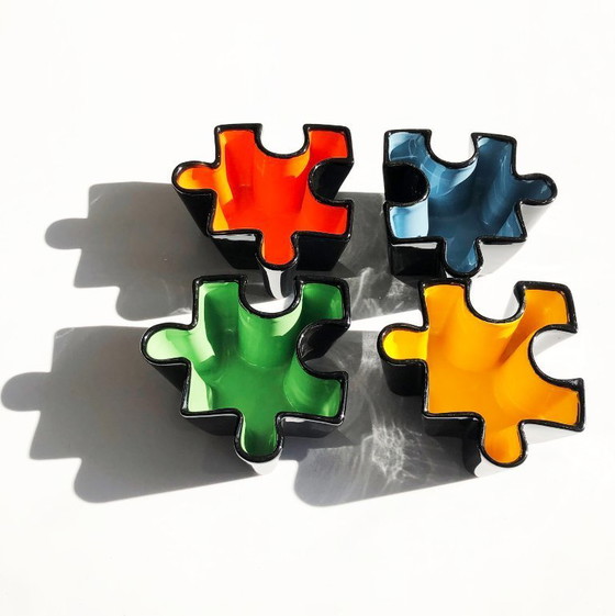Image 1 of Juego de cuencos de cerámica con forma de rompecabezas. Italia, década de 1980.