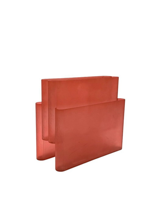 Space age pink plastic magazine rack, Giotto Stoppino, Kartell 1970s