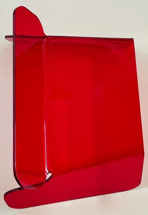 Chaise en plexiglas rouge, France années 70
