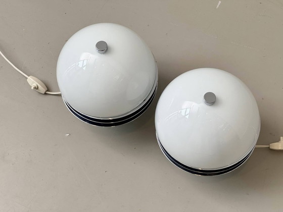 Image 1 of Set van 2 tafellampen in Space Age-stijl met opalen glazen kappen en chromen ringen, jaren 70.