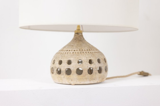 Image 1 of Georges Pelletier. Opengewerkte en geglazuurde terracotta lamp. Circa 1960-70.