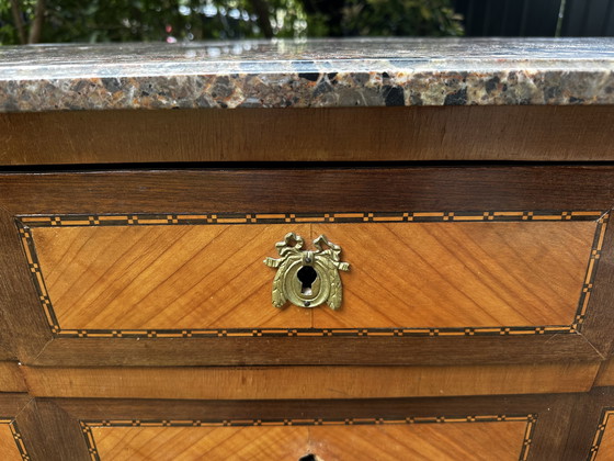 Image 1 of Commode uit de overgangsperiode tussen de Lodewijk XV- en Lodewijk XVI-periode in de 19e eeuw.