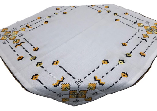 Vintage handgeborduurd tafelkleed 68 x 63 cm