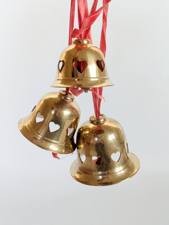 Image 1 of Set di 3 campanellini vintage in ottone scandinavi | Design a forma di cuore, decorazioni natalizie anni '80