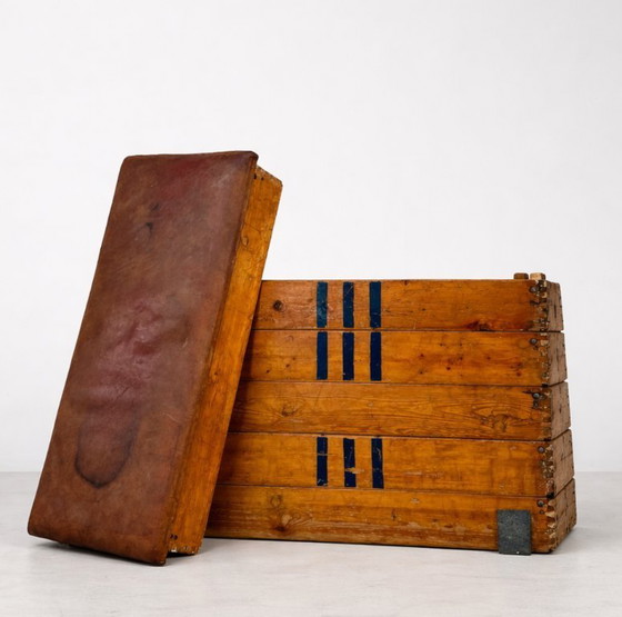 Image 1 of Gym Vaulting Box Vintage Houten Lederen Zweedse Box
