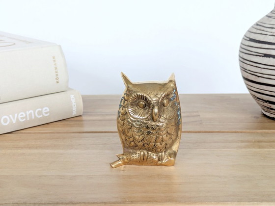 Image 1 of Statuetta vintage di gufo in ottone massiccio di metà secolo su ramo, decorazione in ottone dettagliata