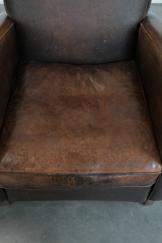 Image 1 of 2 x Vintage schapenleren design fauteuil in een donkere cognac kleur