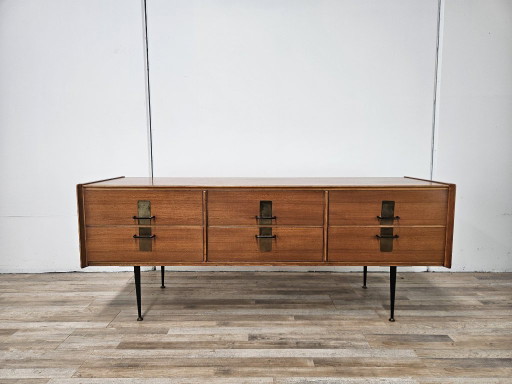 Commode en noyer des années 1960 avec détails en fer et en laiton