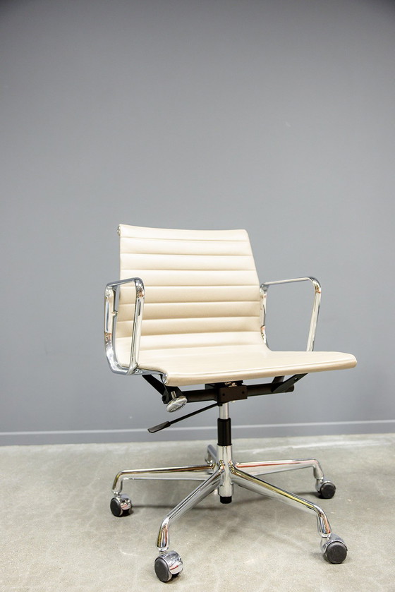 Image 1 of Silla de oficina Eames EA117, 6x