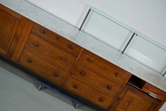 Image 1 of Gran mostrador antiguo Art Déco de chocolate alemán de roble y mármol, década de 1920