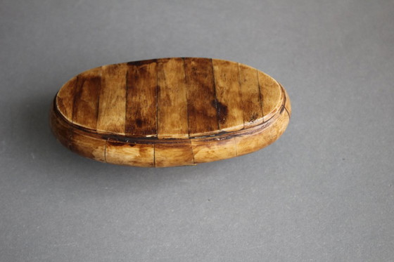 Image 1 of Portagioie vintage in corno o osso con decorazioni in ottone sul coperchio.