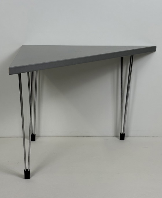 Image 1 of Table d'angle/d'appoint Pin Age grise, design danois, Arne Jacobsen
