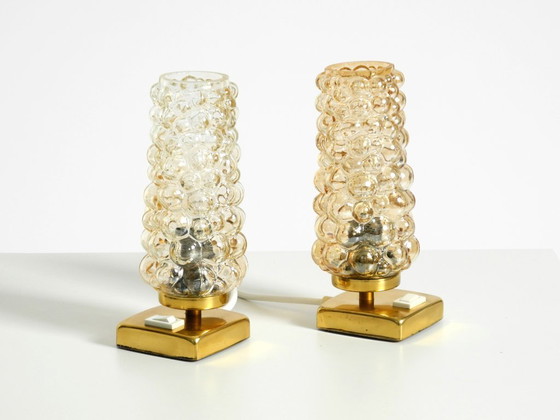 Image 1 of Zwei seltene Nachttischlampen aus Messing aus den 1960er Jahren mit goldfarbenen Blasenglasschirmen