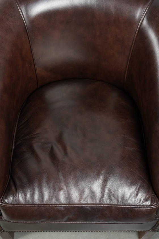 Image 1 of 2 Club-Sessel aus dunkelbraunem Rindsleder in gutem Zustand mit zeitlosem und stilvollem Design im englischen Stil.