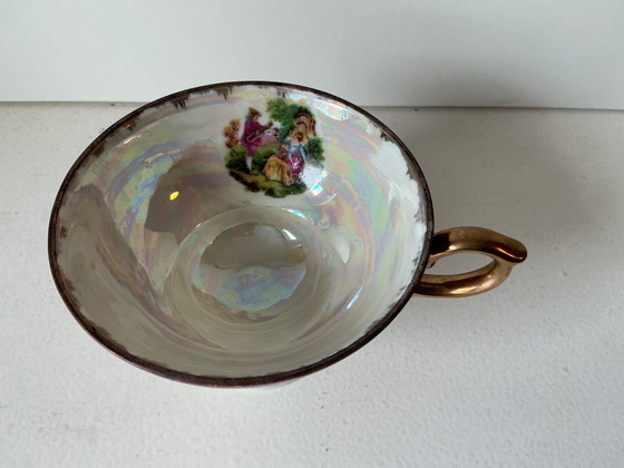 Image 1 of Tazza da tè in porcellana in stile rococò - Scena galante in oro e viola