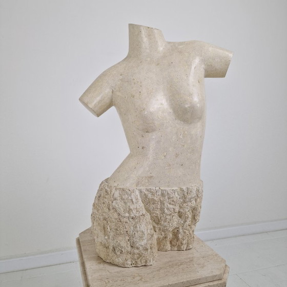 Image 1 of Torso femminile scultoreo contemporaneo realizzato con strati di pietra di Mactan recuperata, anni '80