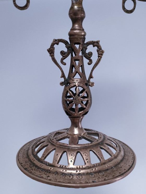 Image 1 of Kandelaar met pauwenmotief en wielen, massief messing