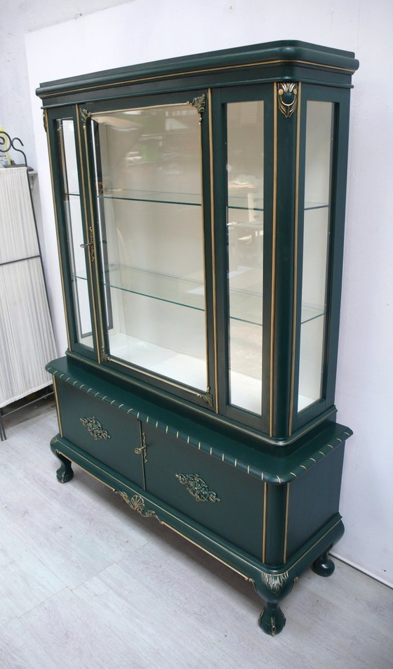 Vitrinenschrank Viktorianischer Stil 1920er Moosgrün + Cremeweiß, Vollholz – Wood, Glass (photo 8 of 10)